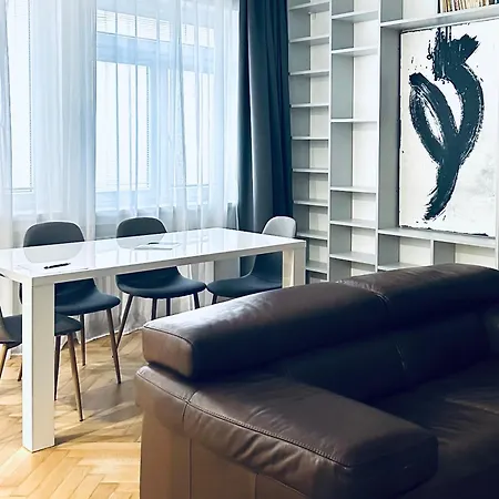 Apartment Alexander Library